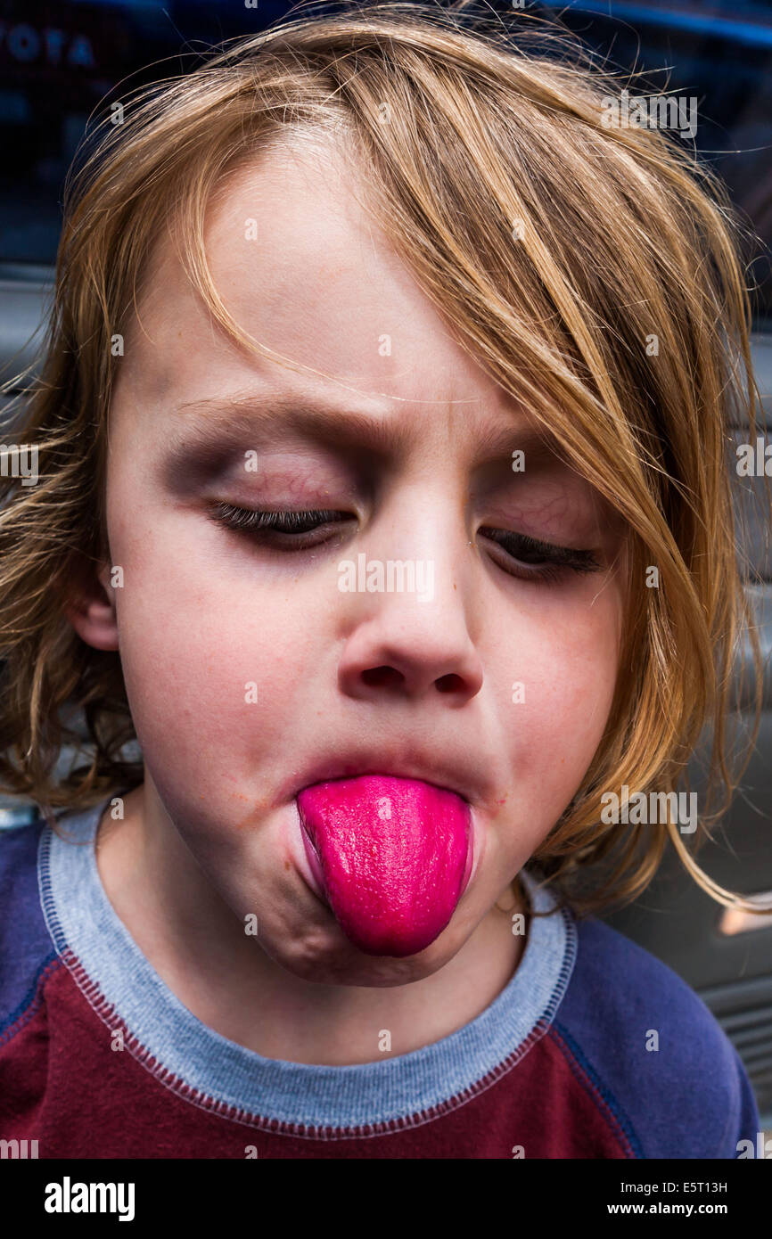 Bambino della lingua del colorato con colorante alimentare. Foto Stock