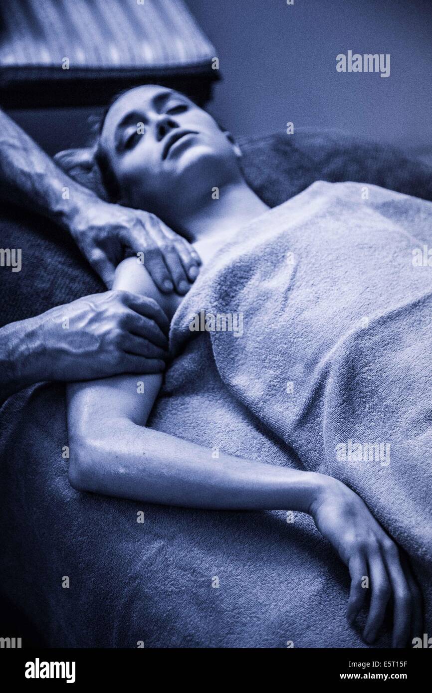 La donna che riceve un massaggio del braccio. Foto Stock