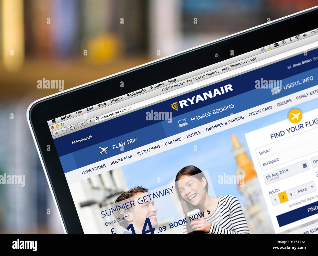 La prenotazione di un volo Ryanair su un 13' Apple Computer MacBook Pro,  REGNO UNITO Foto stock - Alamy