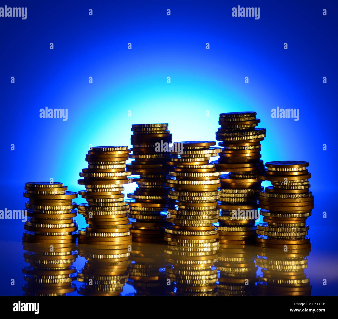 Pile di sterlina inglese delle monete in euro Foto Stock