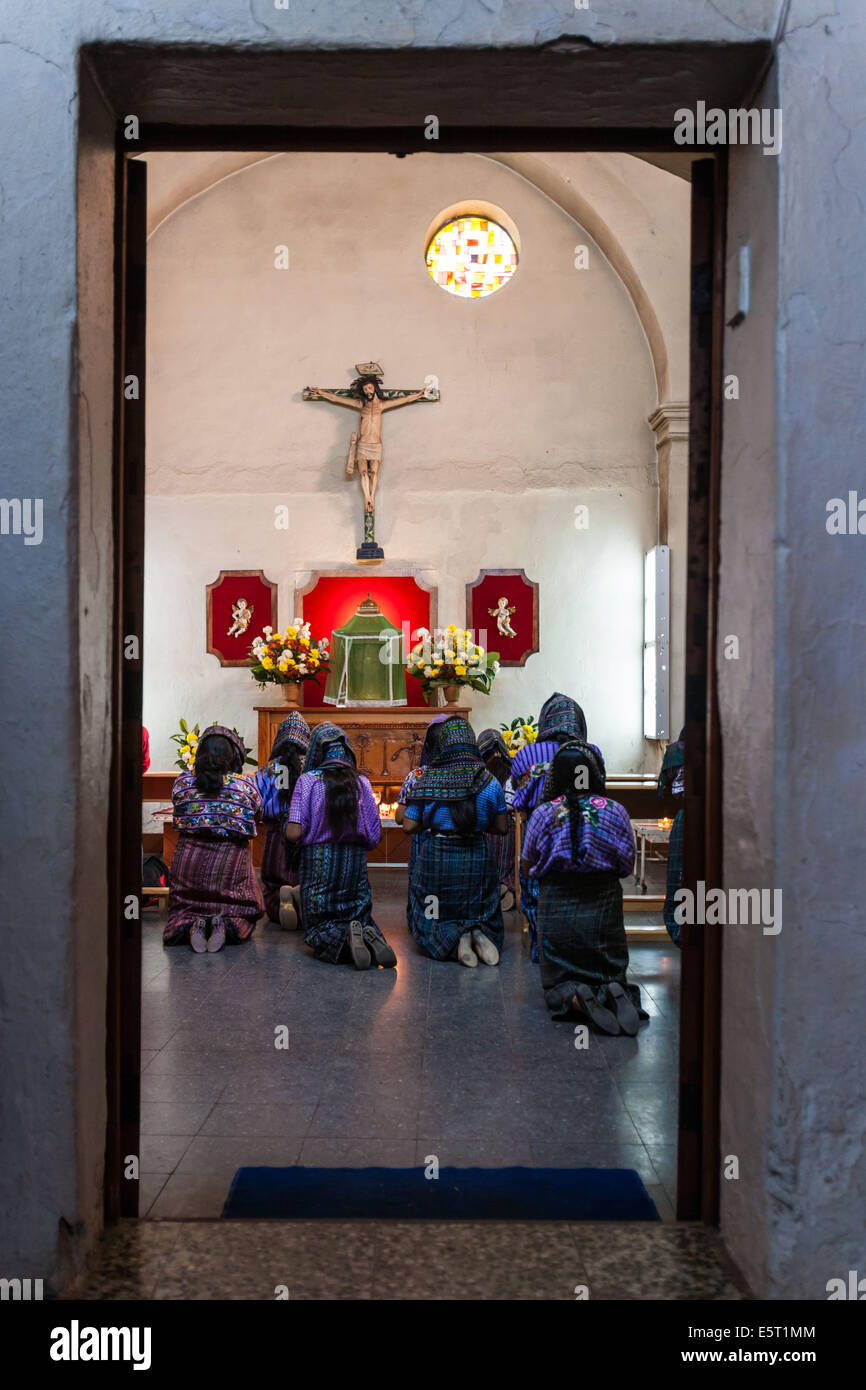 Le donne di pregare in Santiago Apostol chiesa, Santiago Atitlan in Guatemala. Foto Stock