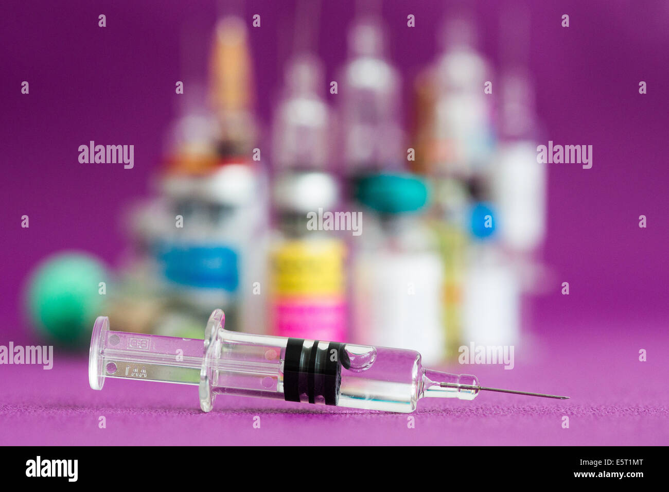 Vaccini in fiale con una siringa. Foto Stock