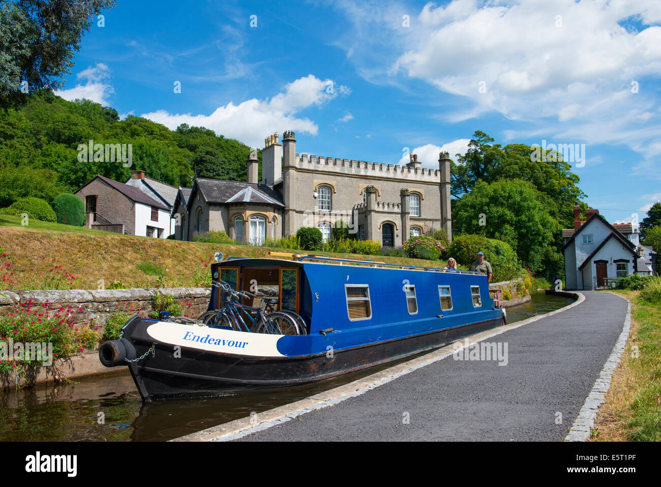 Una stretta barca a Llangollen canal wharf, Llangollen, Denbighshire, Wales, Regno Unito. Foto Stock