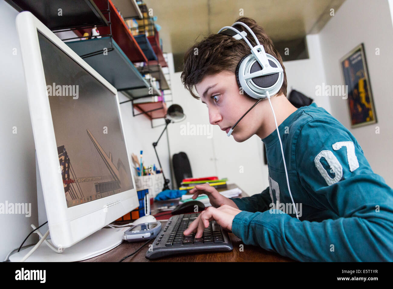 Adolescente giocando Minecraft gioco multiplayer online (MMO). Foto Stock