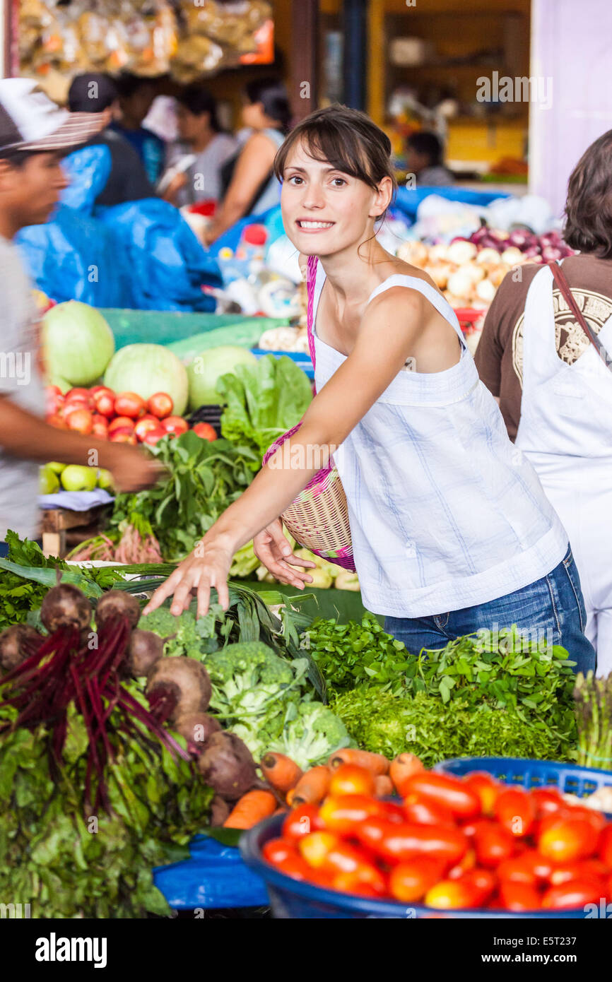 Donna acquistare verdure al mercato. Foto Stock