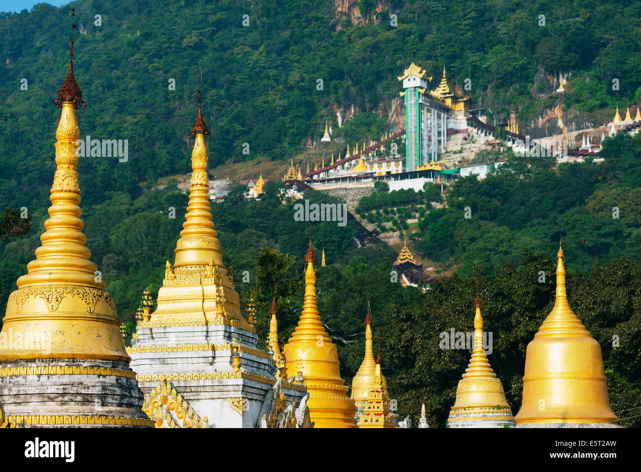 Il Sud Est Asiatico, Myanmar, Pindaya, Nottieni Pyaw Pagoda Taw al di sotto di entrata a Shwe Oo Min grotta naturale Pagoda Foto Stock