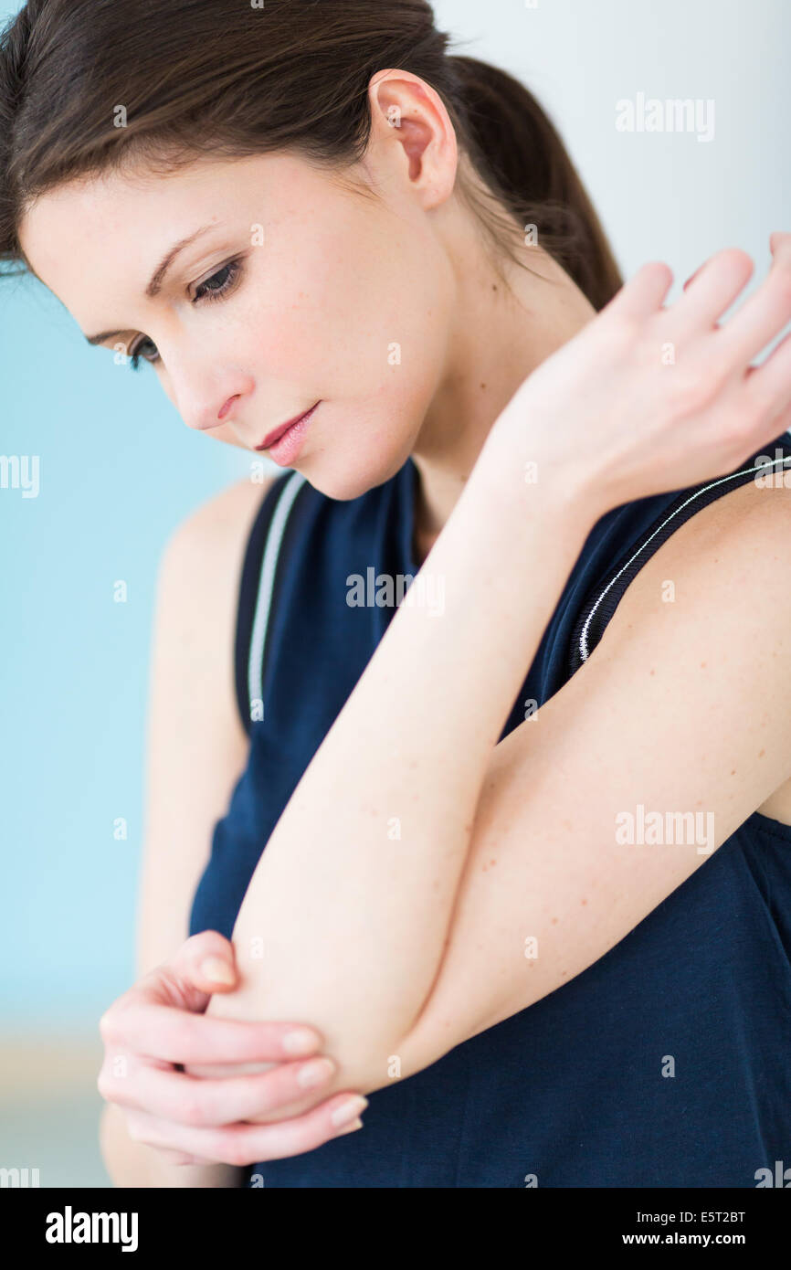 La donna che soffre di dolori a gomito. Foto Stock