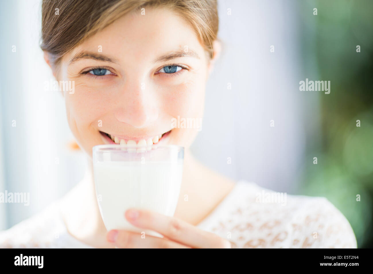 Donna di bere un bicchiere di latte. Foto Stock