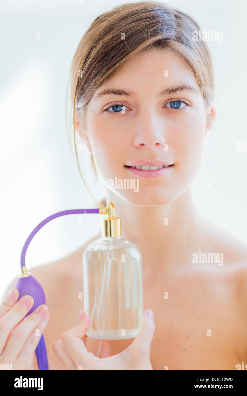 Donna applicando perfum. Foto Stock