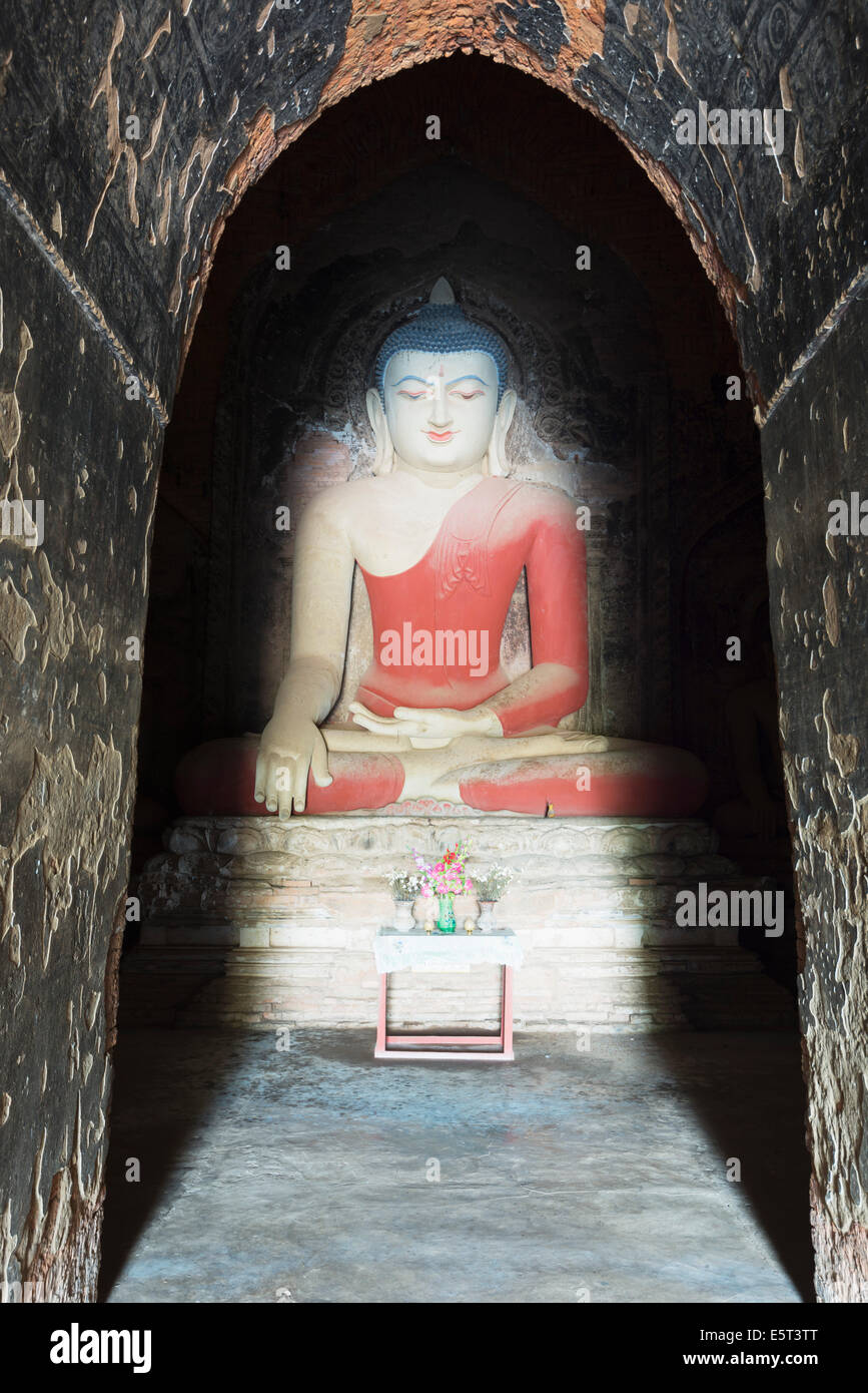 Il Sud Est Asiatico, Myanmar, Bagan, statua di Buddha nel tempio Foto Stock