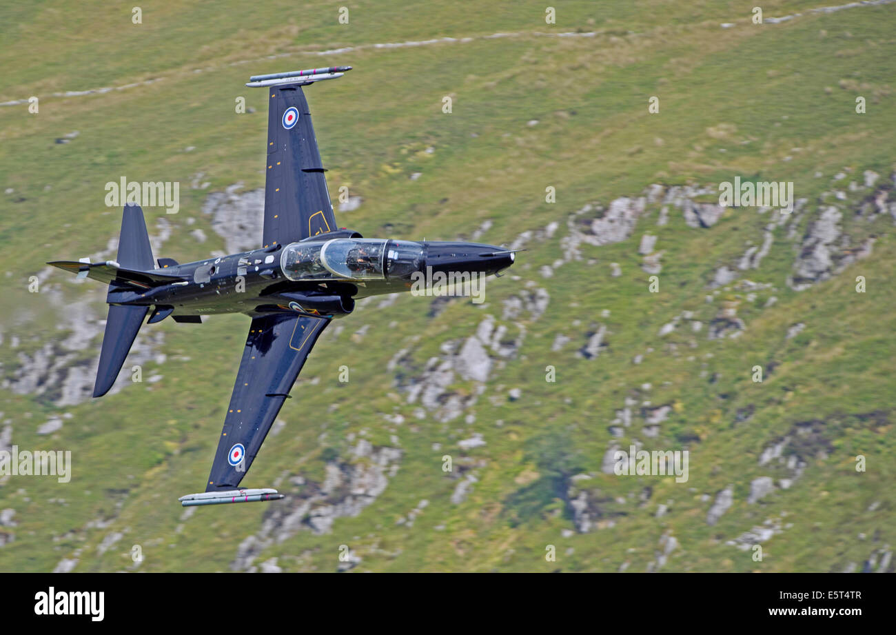 Addestratore RAF Hawk T2 Jet di livello basso nel Mach Loop, nell'area di Machynlleth nel Galles Foto Stock