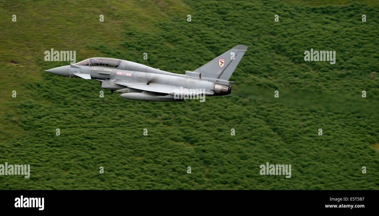 RAF Typhoon (Eurofighter) volare basso livello nel Galles Foto Stock