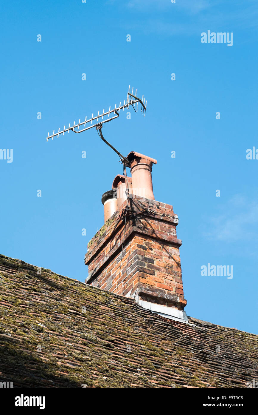 Regno Unito la ricezione televisiva ariel montato sul camino contro il cielo blu Foto Stock