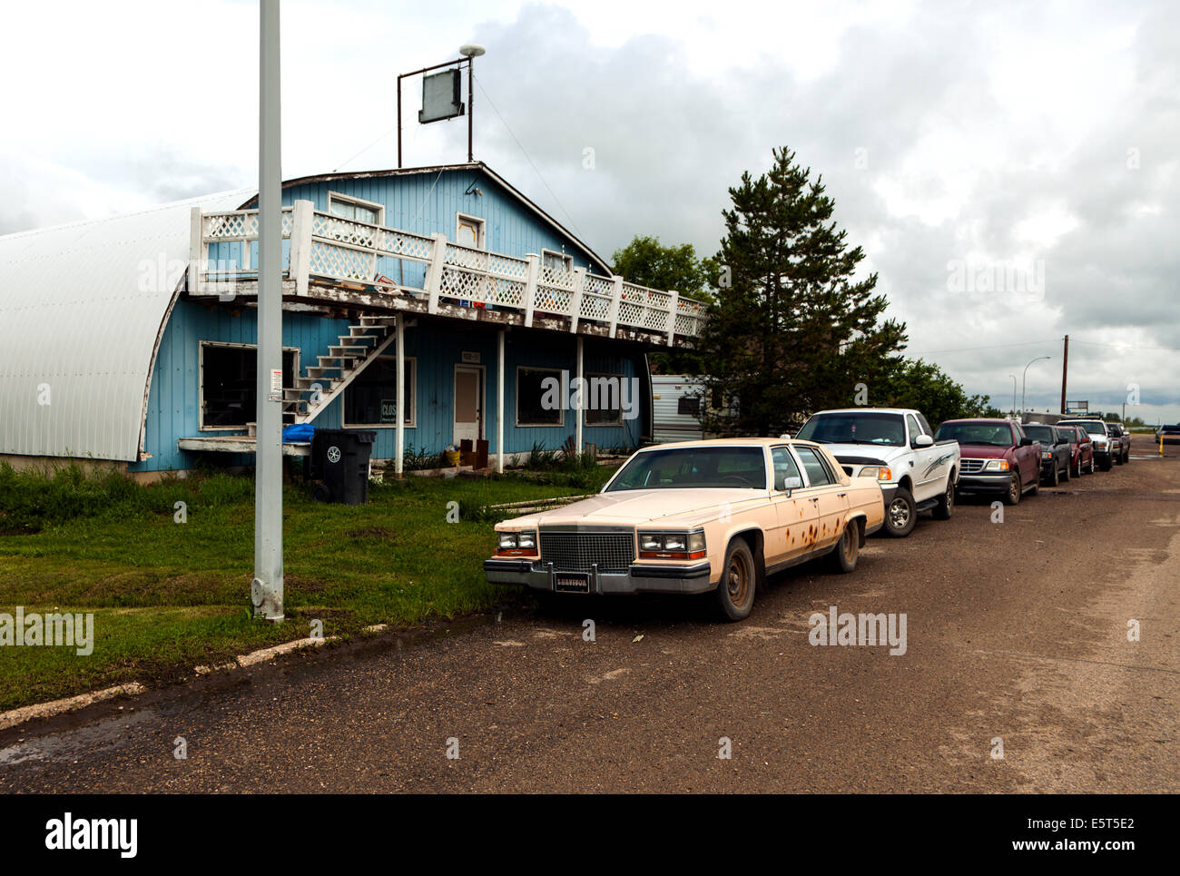 Rusty Cadillac su esegui giù in strada rurale,Alberta Canada Foto Stock