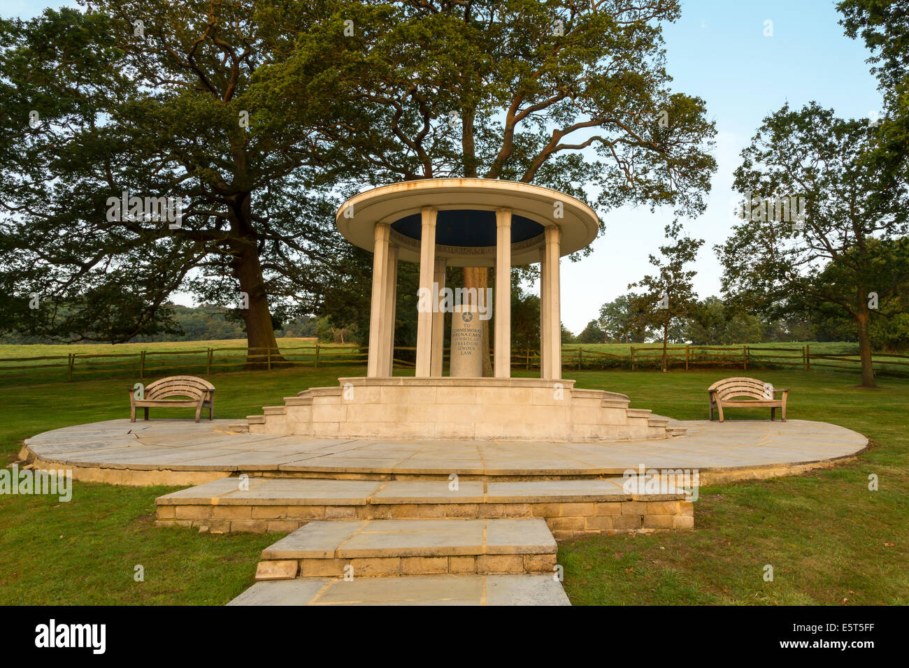 Magna Carta Memorial a Runnymede, Surrey, Inghilterra, Regno Unito. Il memorial è stato creato dalla American Bar Association nel 1957 Foto Stock