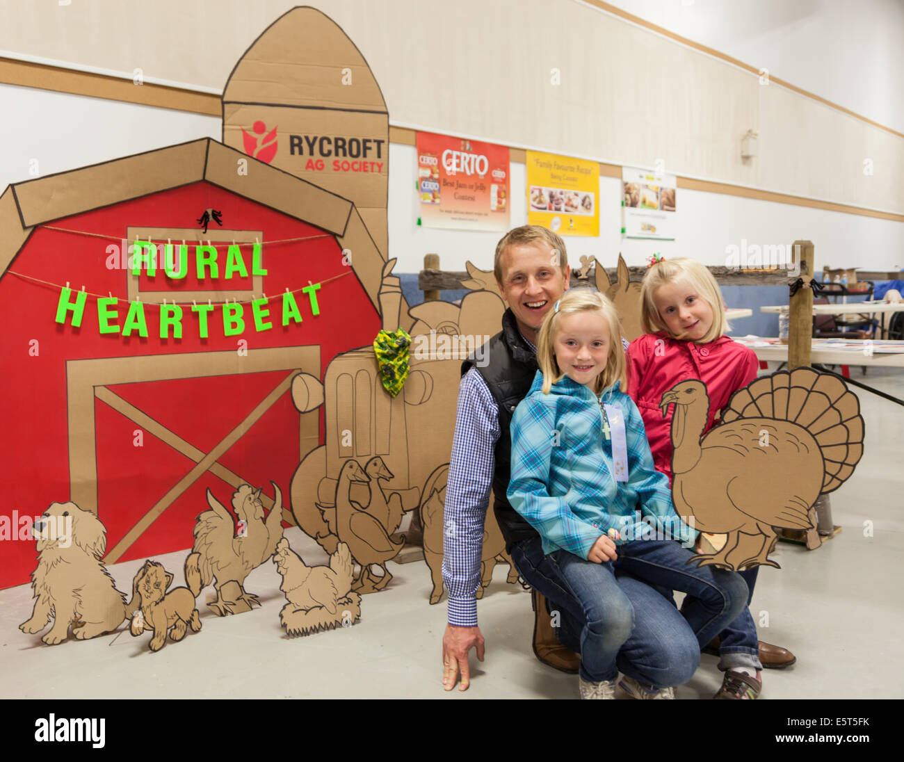 Chris Warkentin MP Peace River circoscrizione, Alberta, Canada, con i suoi figli alla Rycroft Società Agricola Foto Stock