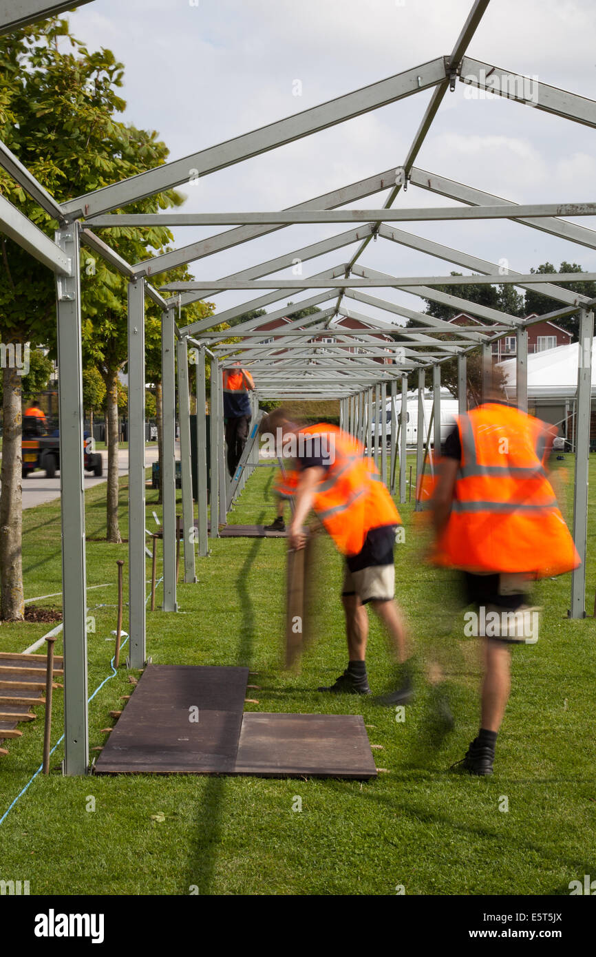 Strutture di apparecchiature industriali con telaio in alluminio per eventi temporanei. I lavoratori che costruiscono il marchese con telaio in alluminio e acciaio stanno in piedi sezioni mentre i preparativi del sito industriale stanno per iniziare a Victoria Park Southport per la più grande mostra indipendente di fiori del Regno Unito. Foto Stock