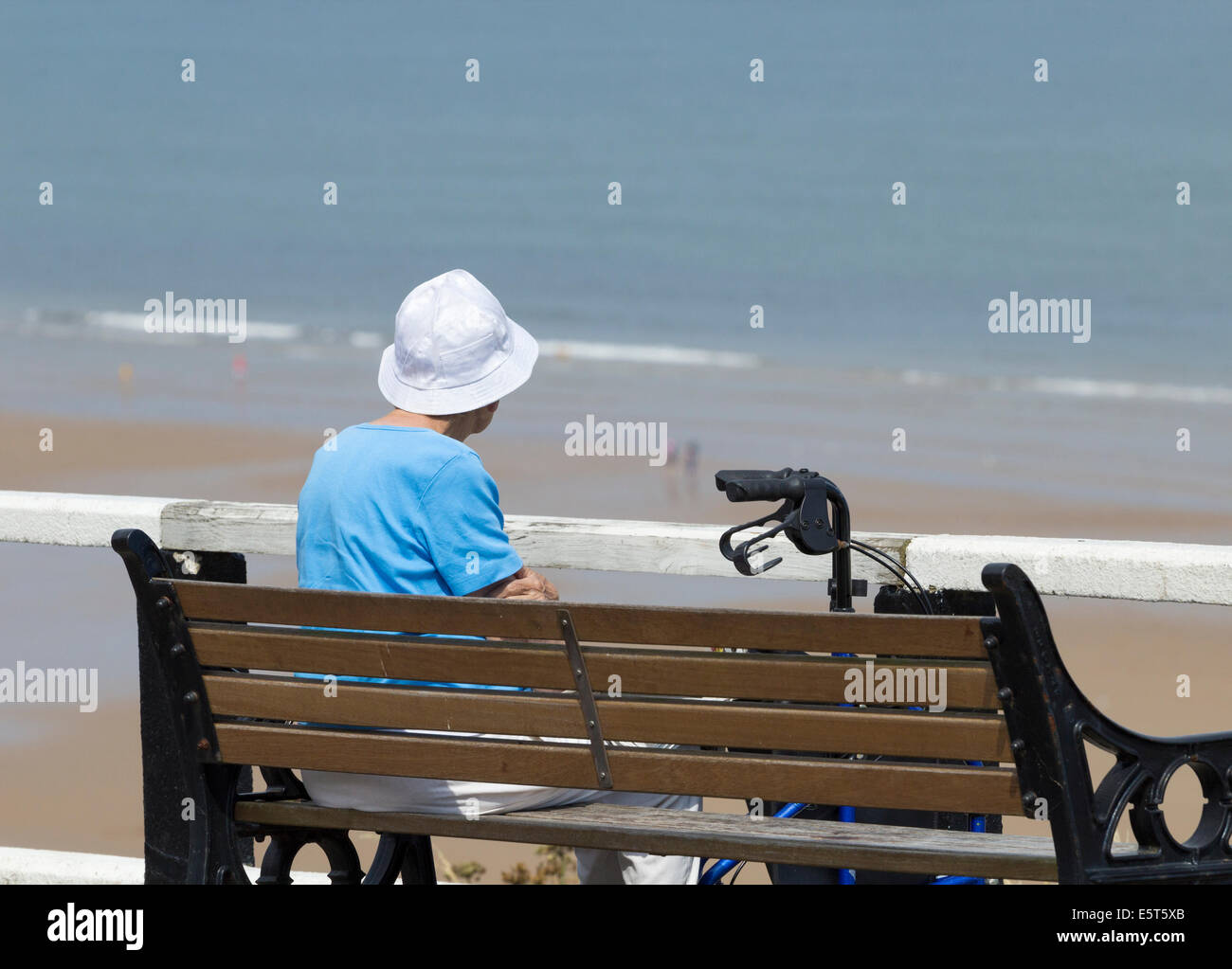 Donna anziana presso la costa in una calda giornata estiva Foto Stock