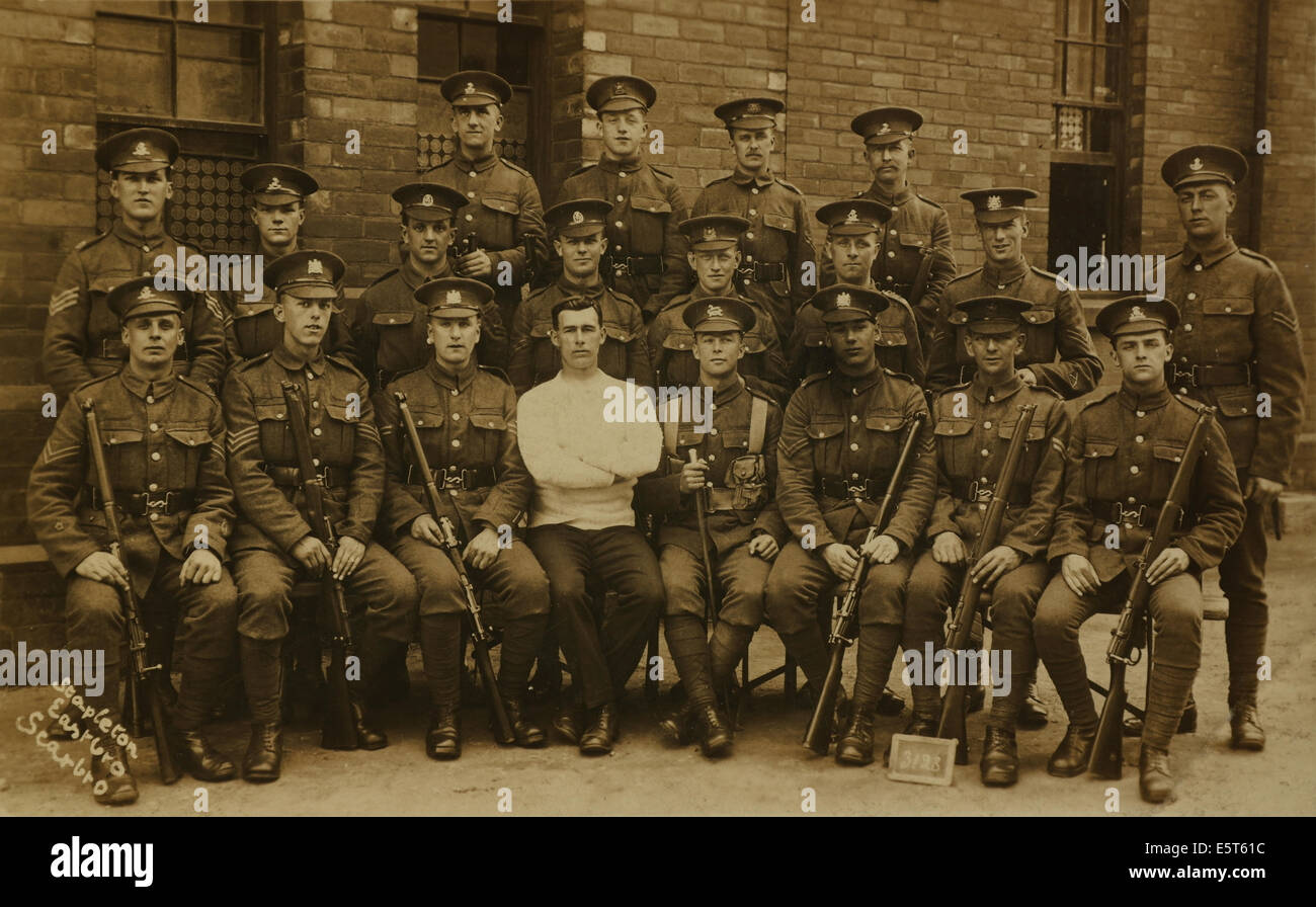 Stapleton cartolina formale colpo di 20 Guerra Mondiale uno sottufficiali da diversi Nord dell Inghilterra reggimenti, a Scarborough, 1915 Foto Stock