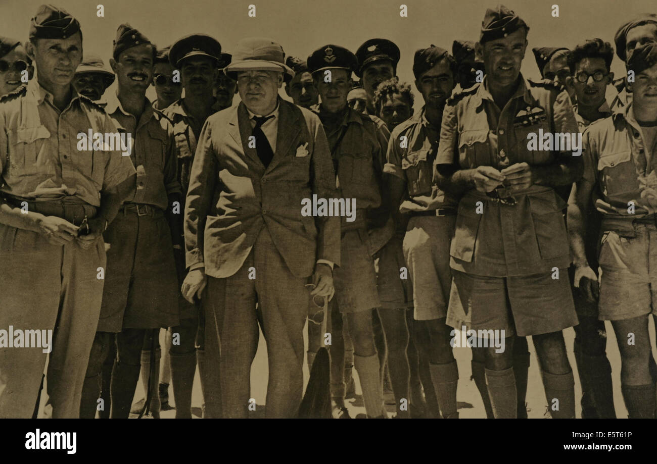Fotografia informale di RAF ufficiali con Winston Churchill e aria Marshalls Tedder e Coningham, Cartagine, Tunisia, 1943 Foto Stock