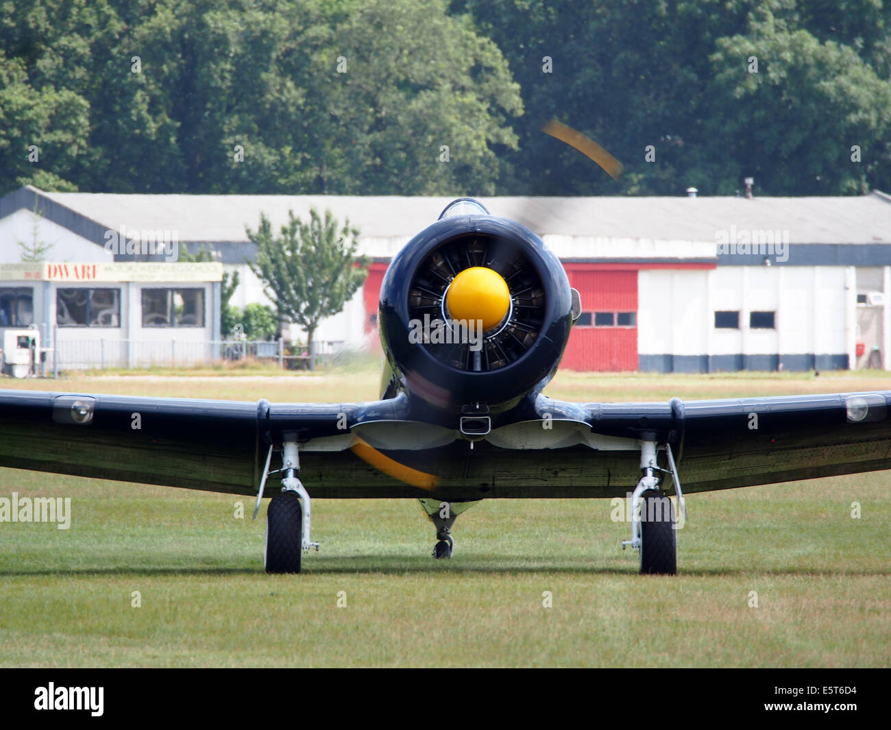 N13FY è un AT-6A Texan, un classico aereo da addestramento e attacco leggero, fotografato all'aeroporto di Hilversum nei Paesi Bassi. L'AT-6A è storicamente significativo per il suo ruolo nell'addestramento di piloti militari durante il XX secolo. Foto Stock