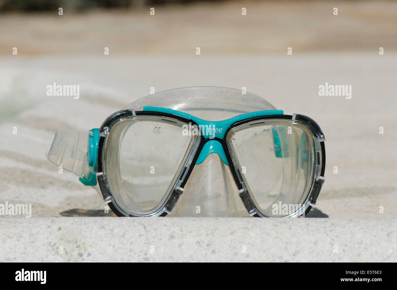 Maschera subacquea o occhiali di protezione accanto alla piscina. Foto Stock