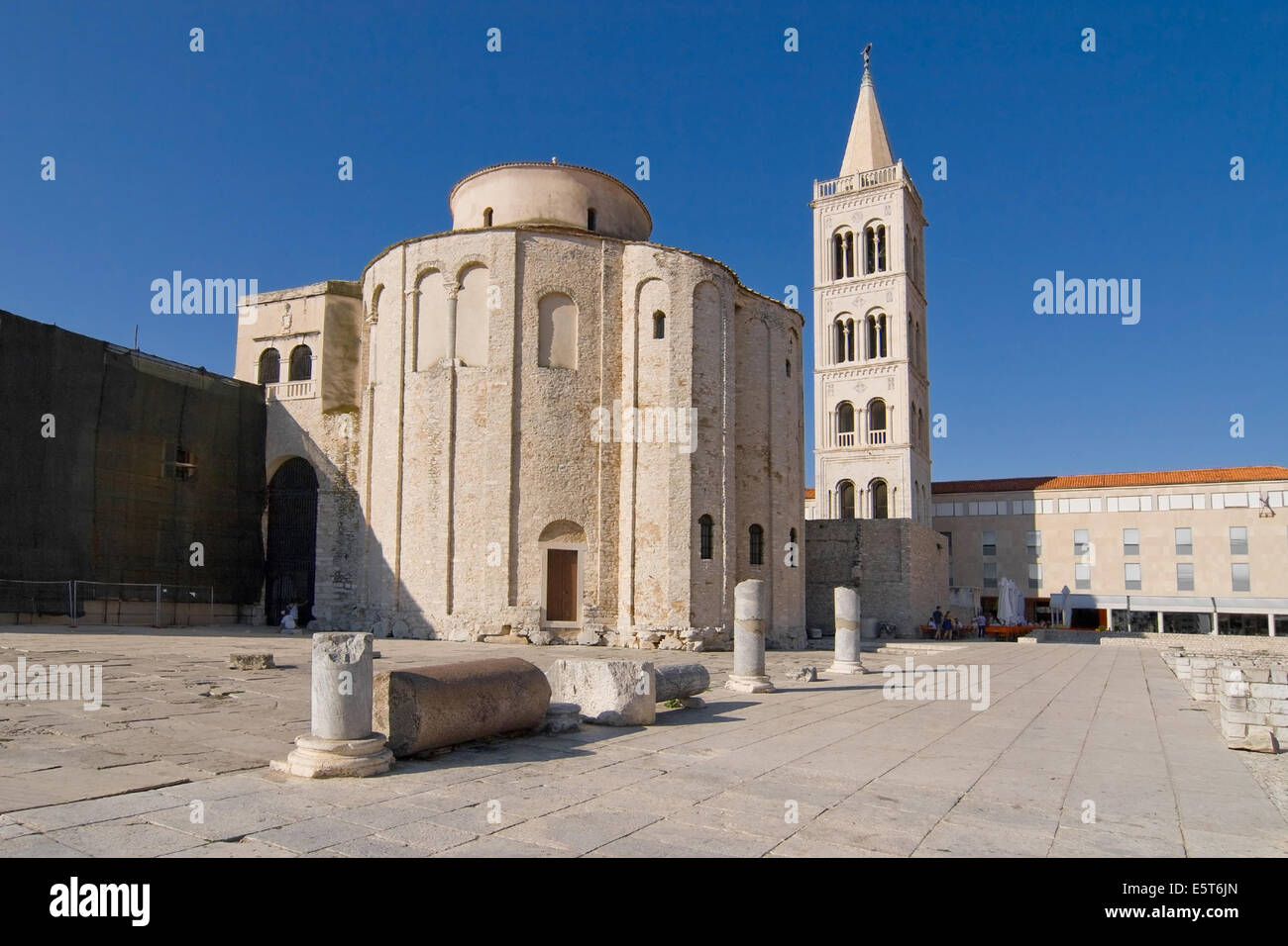 La chiesa di San Donato con il campanile della cattedrale di Santa Anastasia in background in Zadar, Croazia. Foto Stock