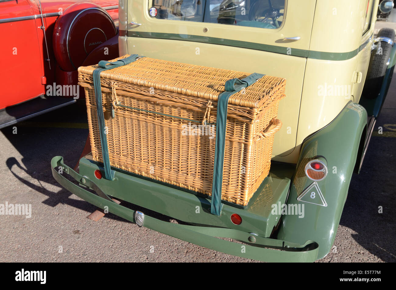 Vintage in vimini Cesto di bagagli sul lato posteriore del veterano 1933 Citroën o Citroen Rosalie Auto o Automobile Saint Tropez Francia Foto Stock