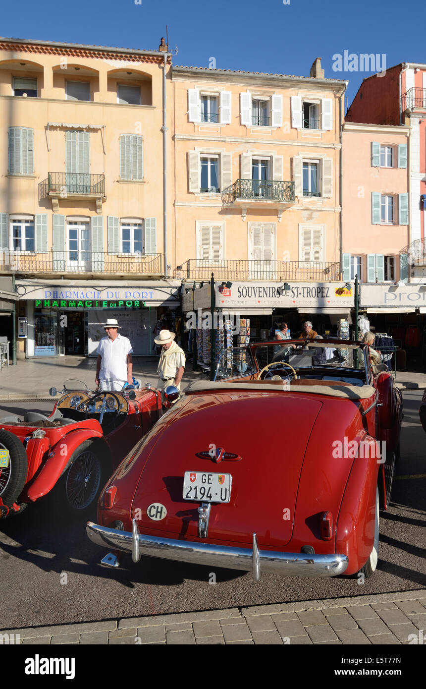 Veterano o Vintage Buick otto autovettura convertibile, Cabriolet o automobile parcheggiata di fronte banchina caffetterie a Saint Tropez Var Provence Francia Foto Stock