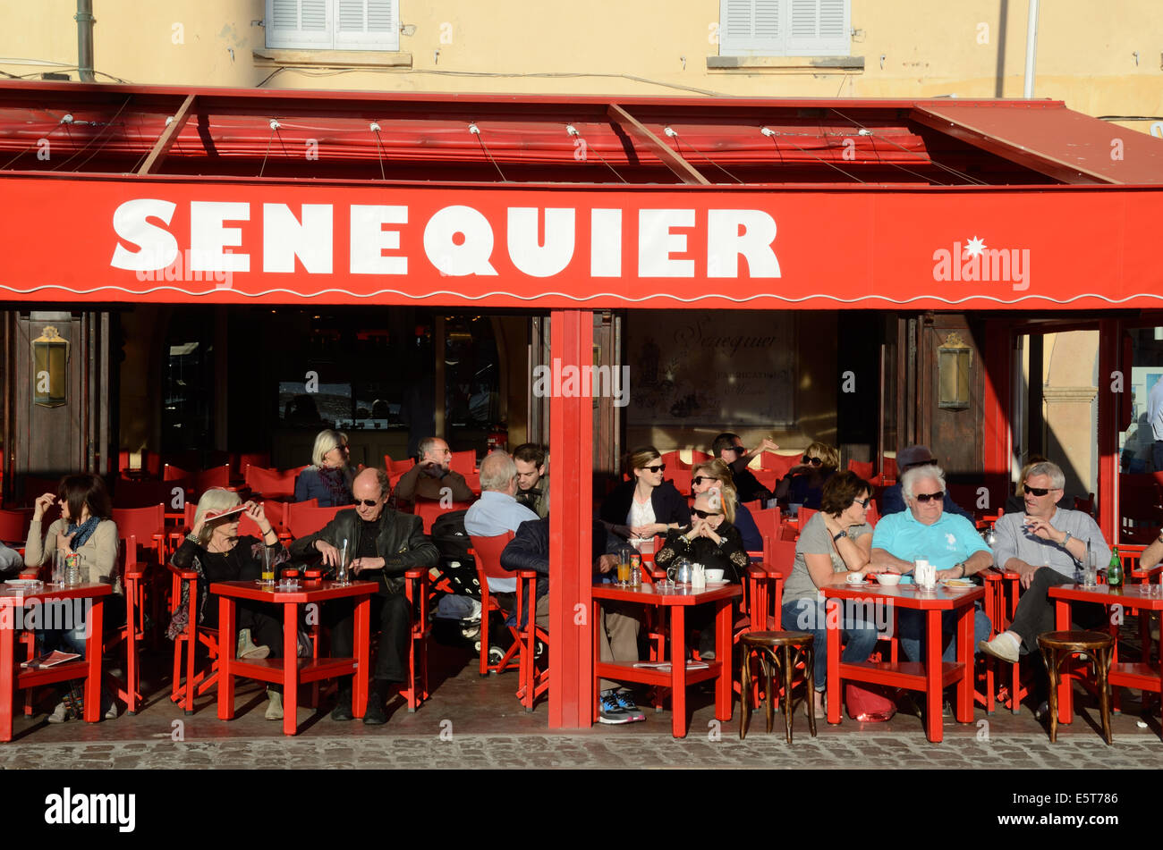 Pavimentazione Senequier Café sulla banchina, Waterfront o il vecchio porto di Saint Tropez Var Costa Azzurra Costa Azzurra Francia Foto Stock