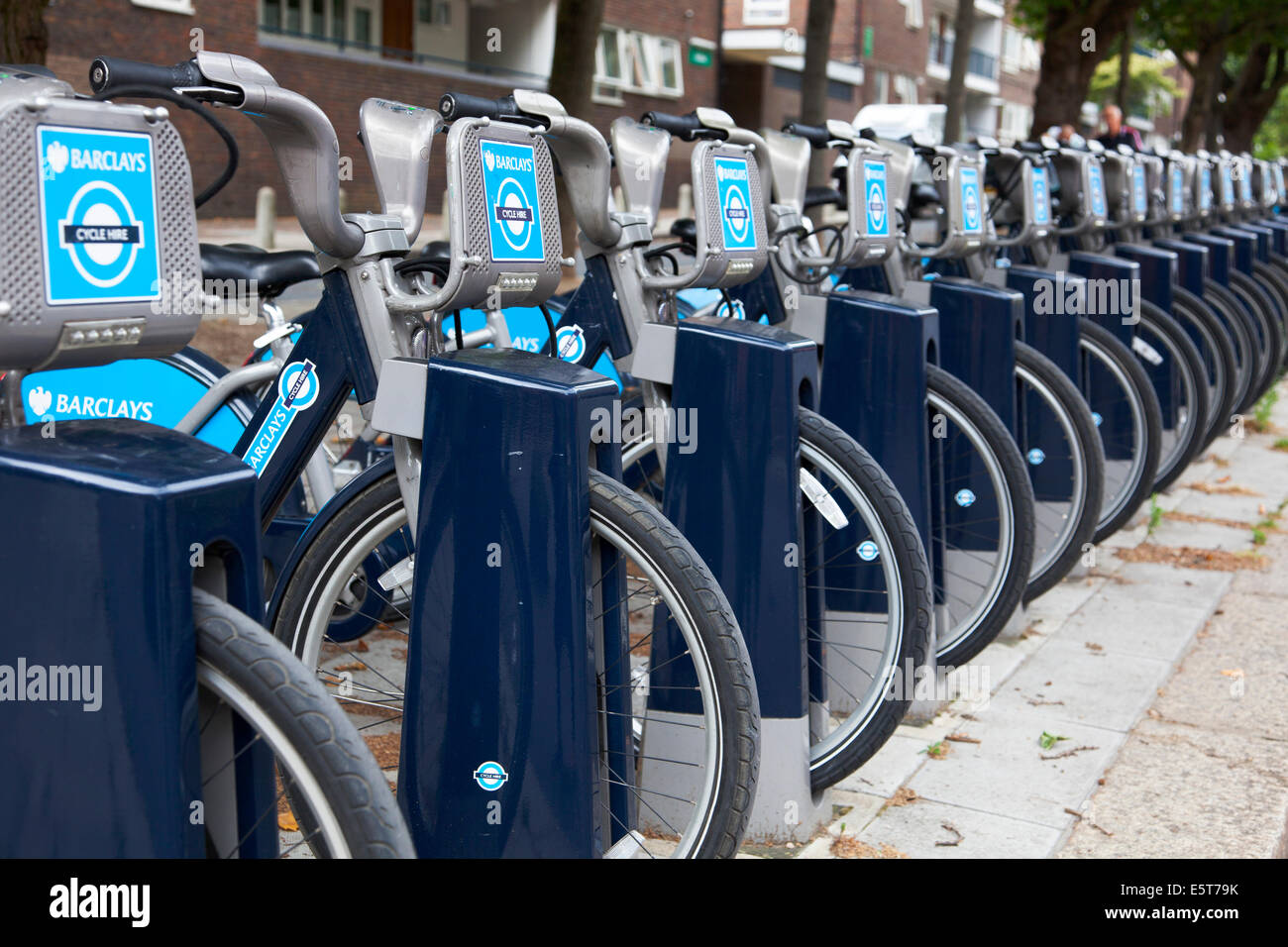 Una fila di Barclays le biciclette a noleggio nel centro di Londra Foto Stock