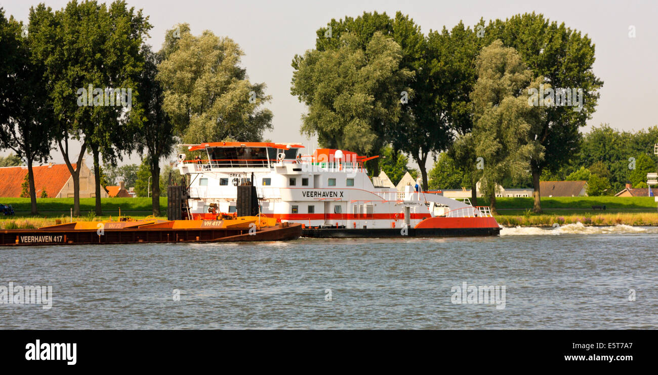Elevata potenza rimorchiatore di spinta sul fiume Oude Maas, South Holland, Paesi Bassi Foto Stock