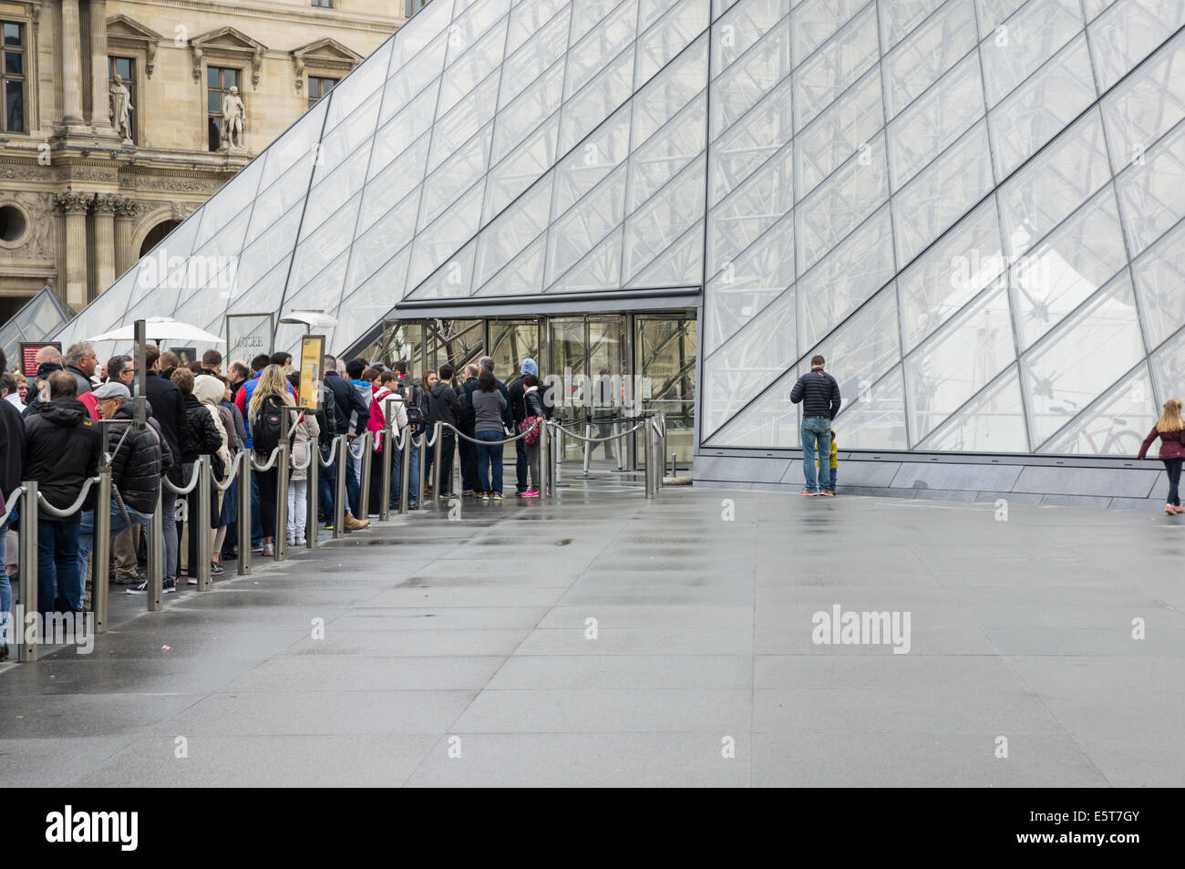 I visitatori e i turisti fanno la fila alla piramide di vetro, ingresso al Museo del Louvre di Parigi, Francia Foto Stock