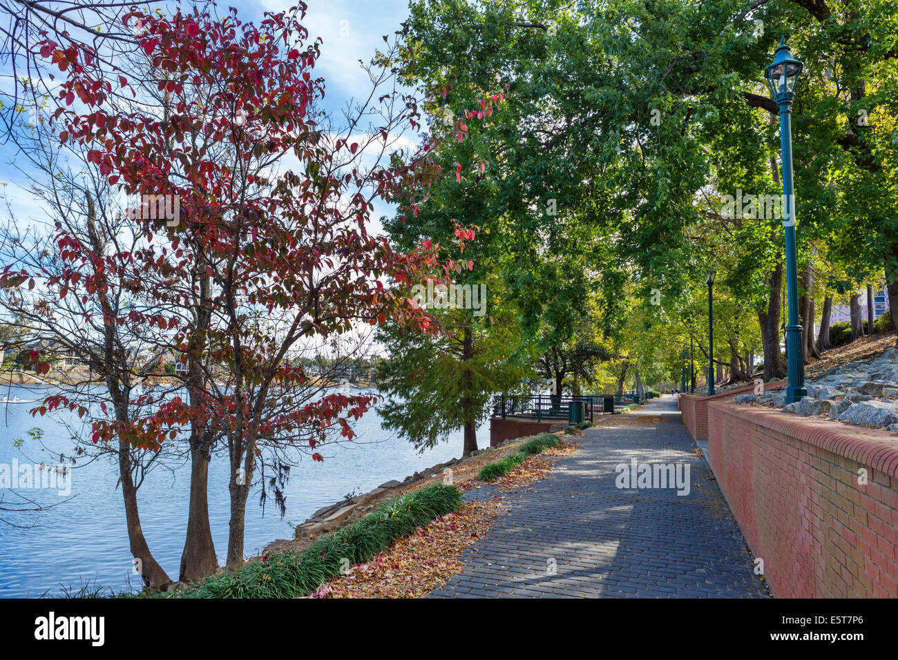 L' Augusta Riverwalk accanto al Fiume Savannah in autunno, Augusta, Georgia, Stati Uniti d'America Foto Stock