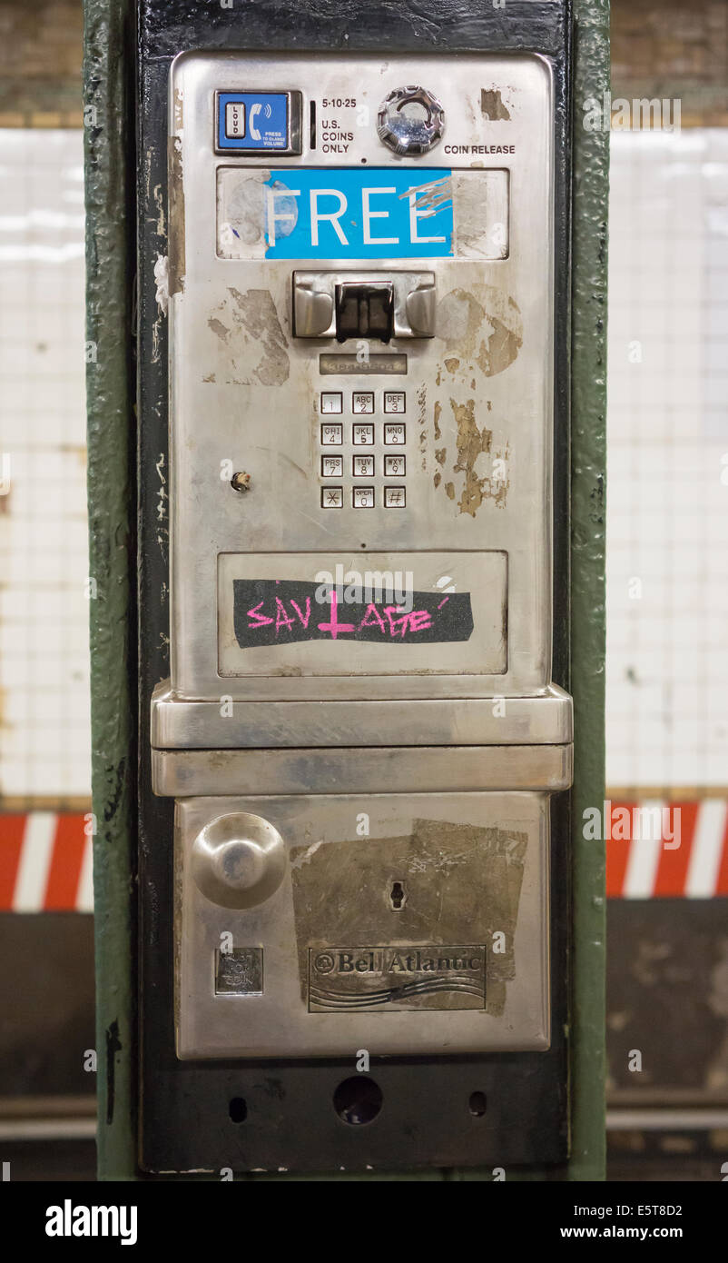 Un abbandonato a gettone telefono pubblico a pagamento su una stazione della metropolitana piattaforma in New York Foto Stock