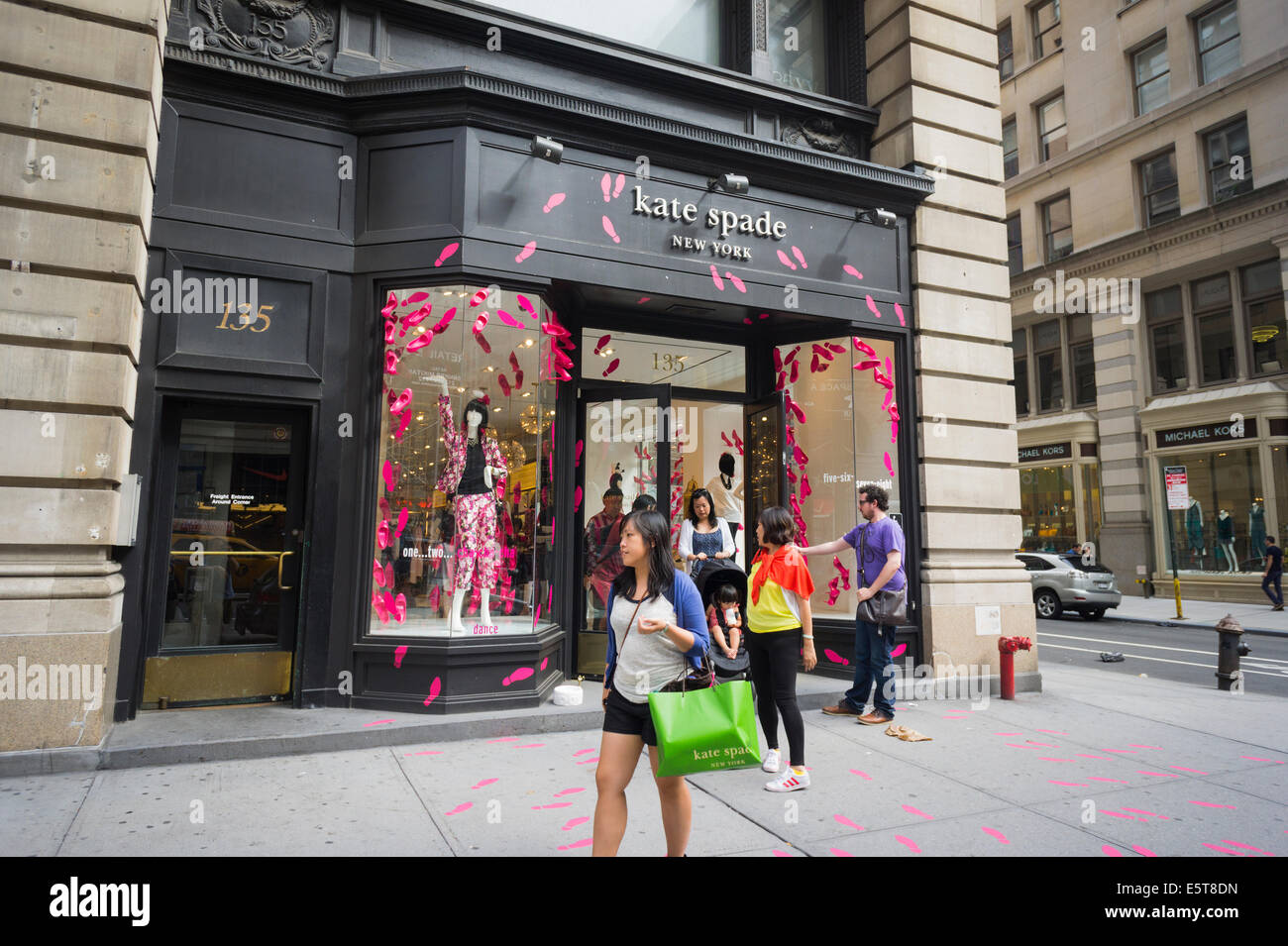 A Kate Spade store sulla Quinta Avenue, decorato in rosa bidimensionali e tridimensionali ad alta scarpe tacco Foto Stock