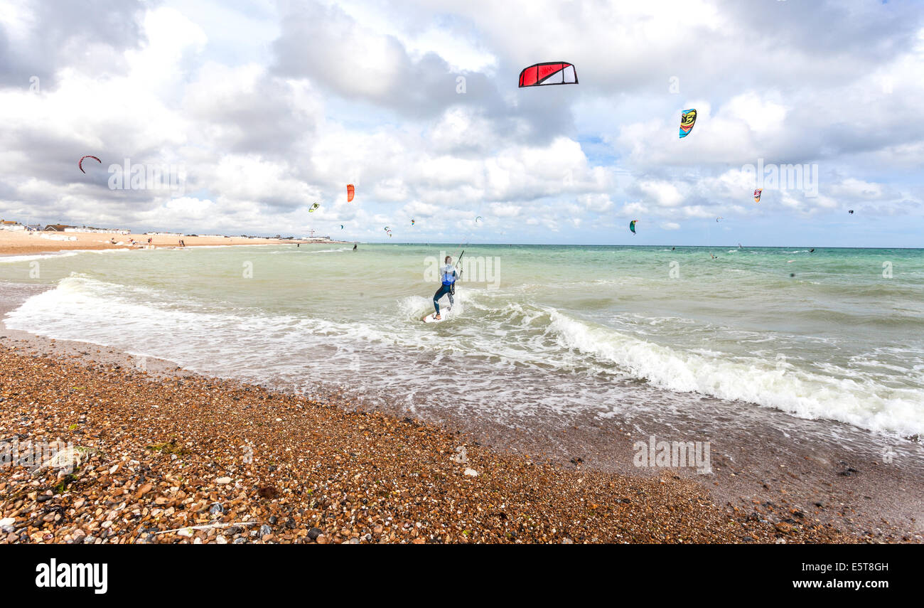 Il kite surf, Worthing, West Sussex, in Inghilterra, Regno Unito. Foto Stock