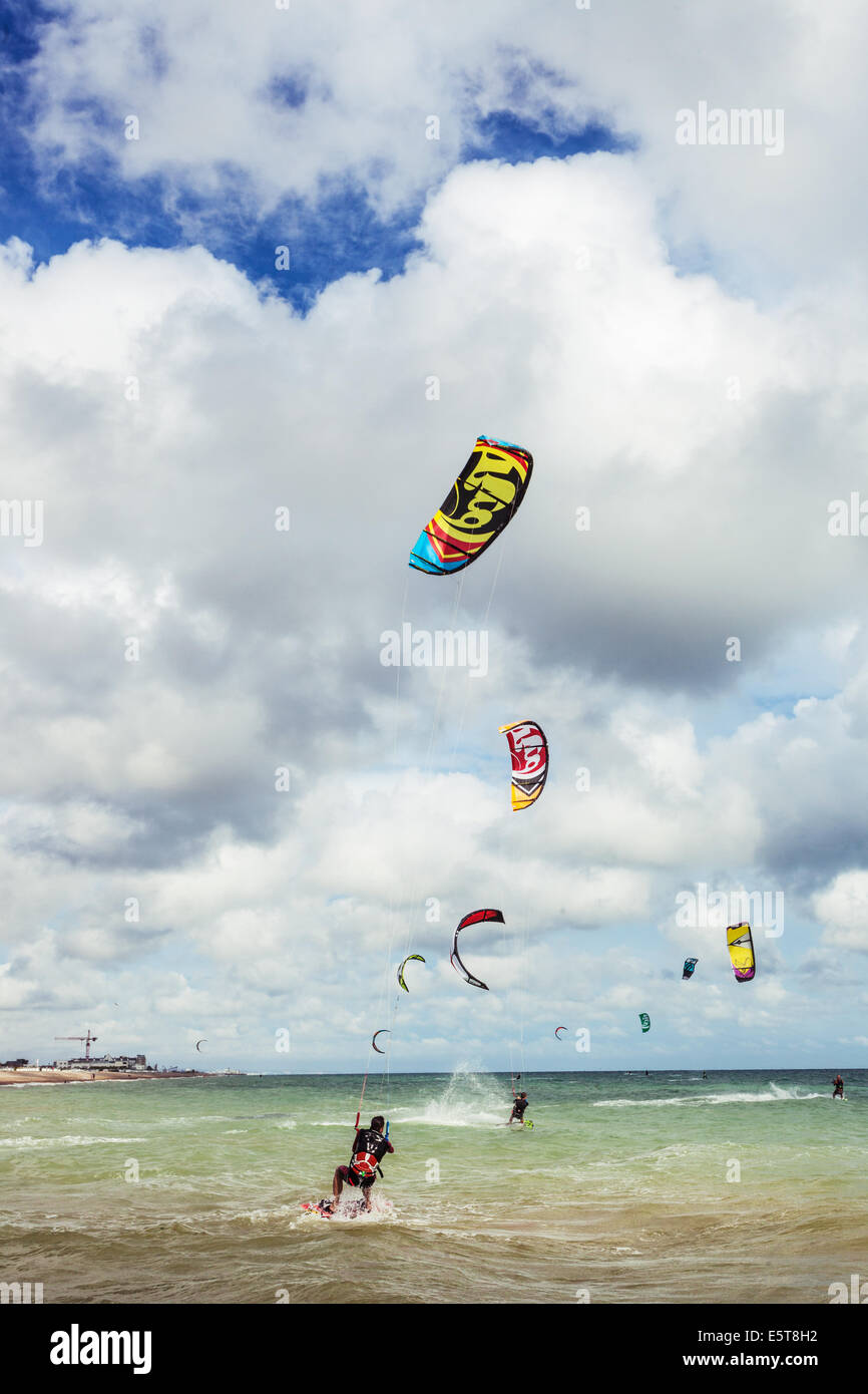 Il kite surf, Worthing, West Sussex, in Inghilterra, Regno Unito. Foto Stock