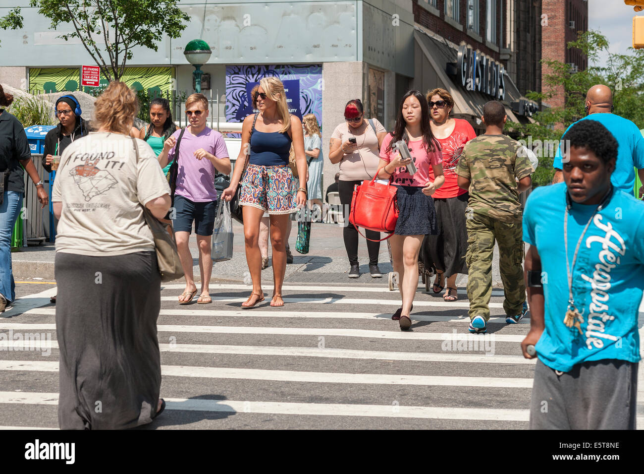 Pedoni cross Broadway at West 96Street a New York Foto Stock