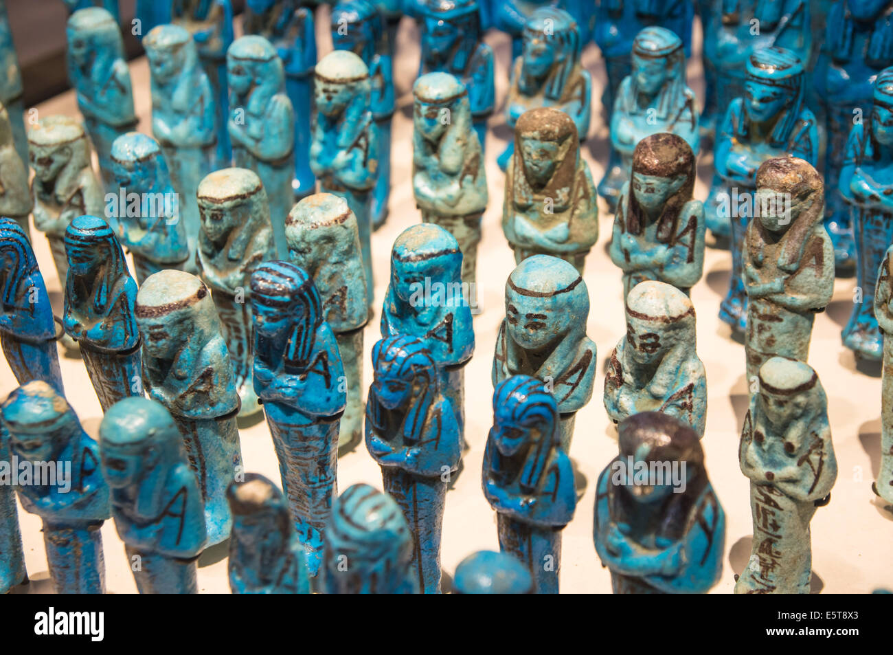 Figure funerarie egiziane ushabtis, Memphis, 500 a.C. al Museo del Louvre, Parigi, Francia Foto Stock