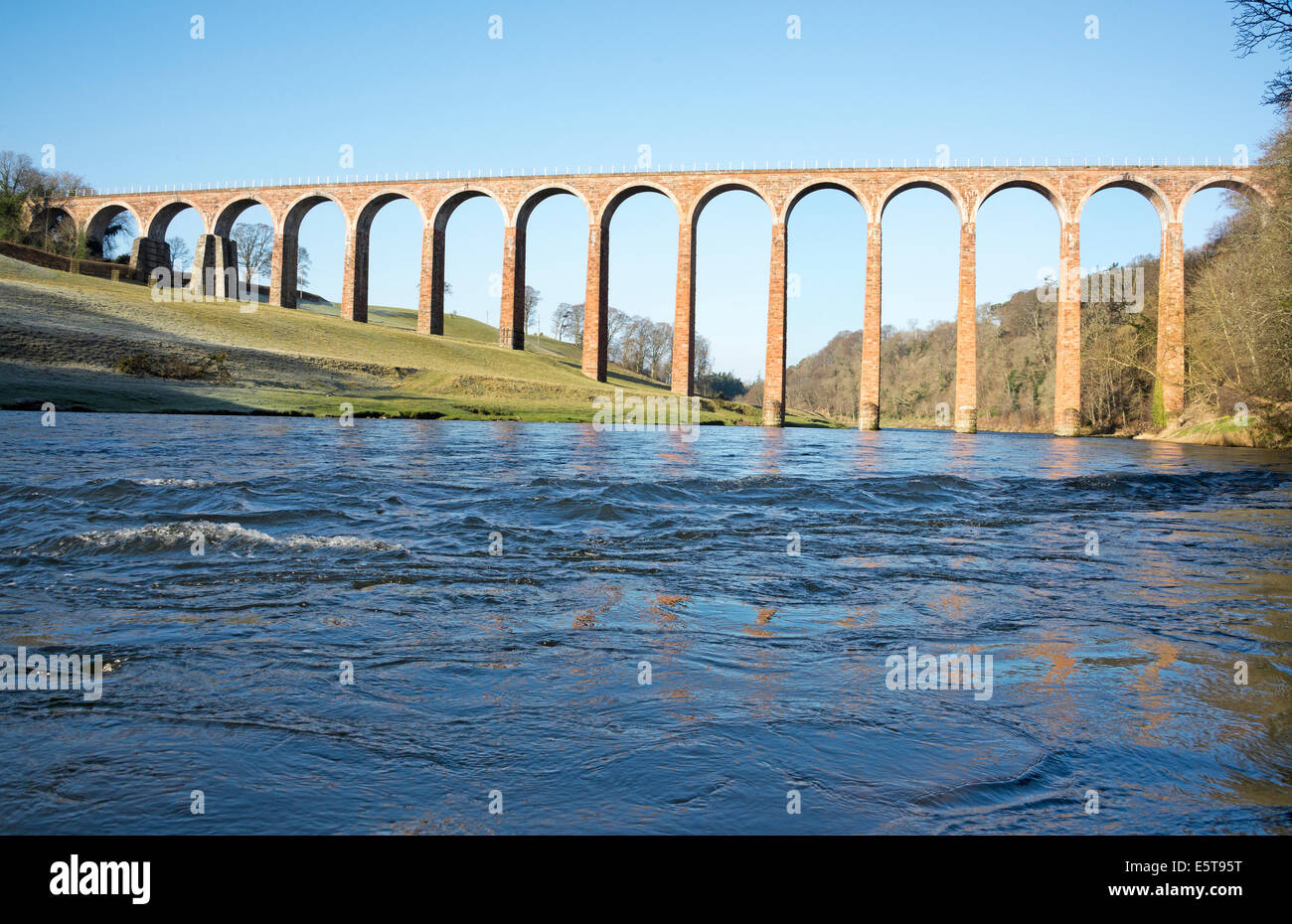 Il Viadotto Leaderfoot oltre il fiume Tweed . Foto Stock