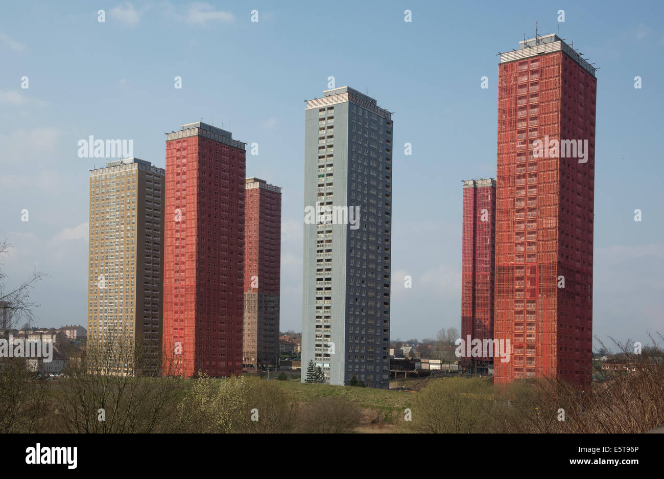 Rosso su strada Alto Appartamenti in Springburn Glasgow Scozia prese nel 2014. Foto Stock
