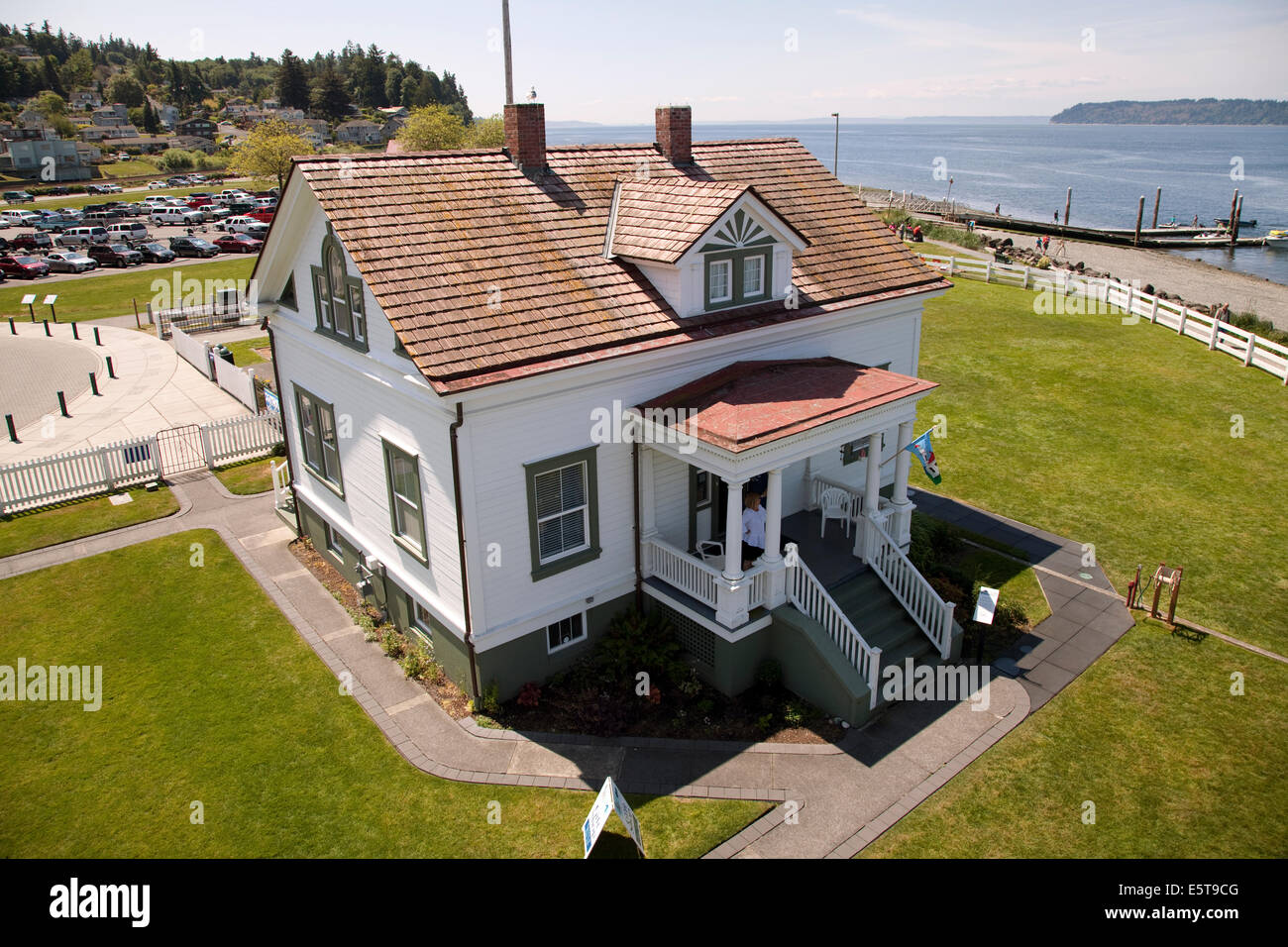 Una vista del detentore di casa da Mukilteo della torre faro con una vista del Puget Sound al di là. Foto Stock Una vista del detentore di casa da Mukilteo della torre faro con una vista del Puget Sound al di là. Foto Stock