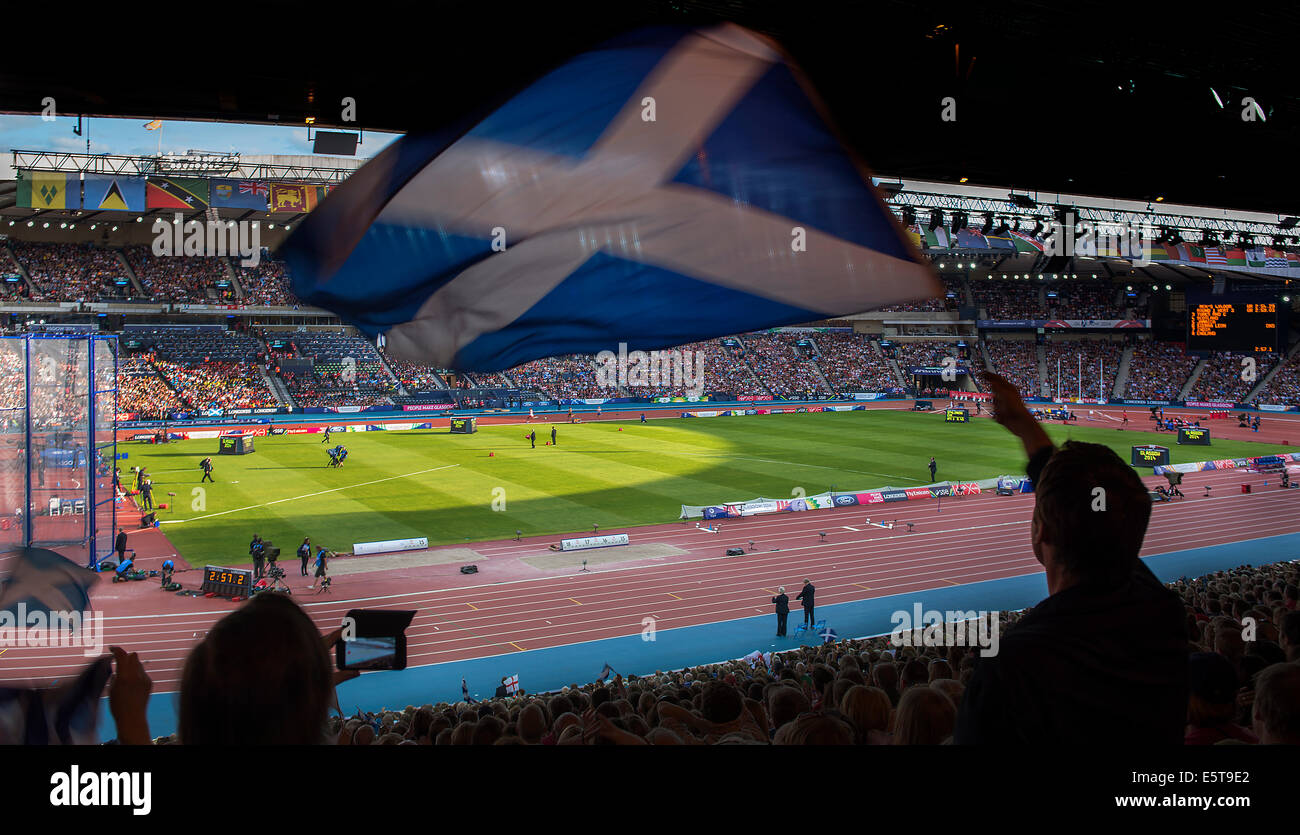 1 AGO 2014: una Scozia bandiera sventolata all'Hampden Park, Glasgow durante il XX Giochi del Commonwealth in Scozia. Foto Stock