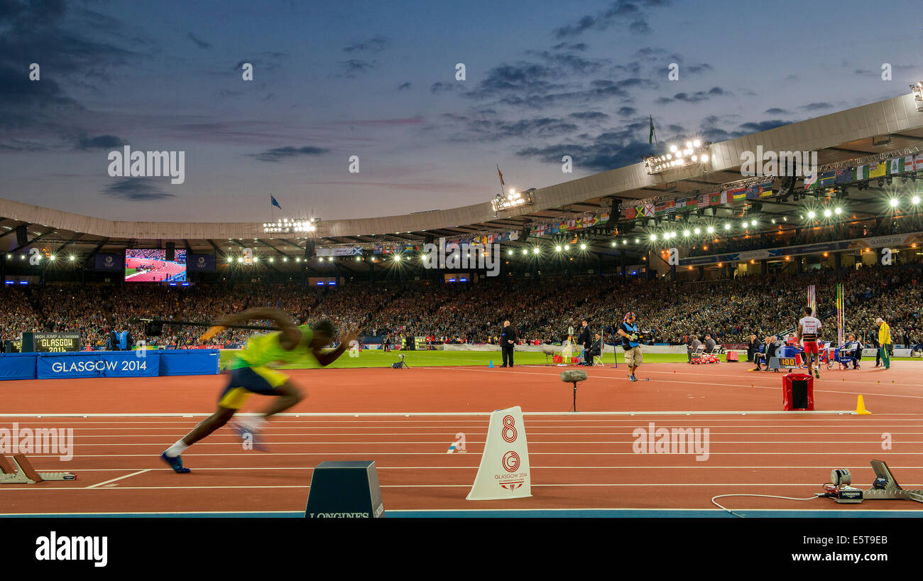 1 agosto 2014: l'avvio del 4x100m semi-finale all'Hampden Park, Glasgow durante il XX Giochi del Commonwealth in Scozia. Foto Stock