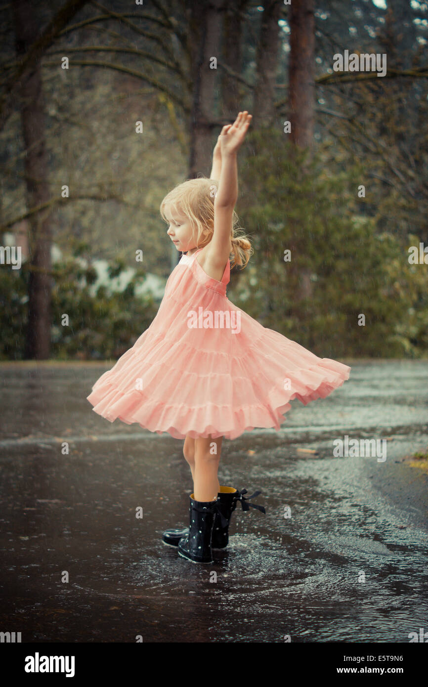 Danza sotto la pioggia Foto Stock