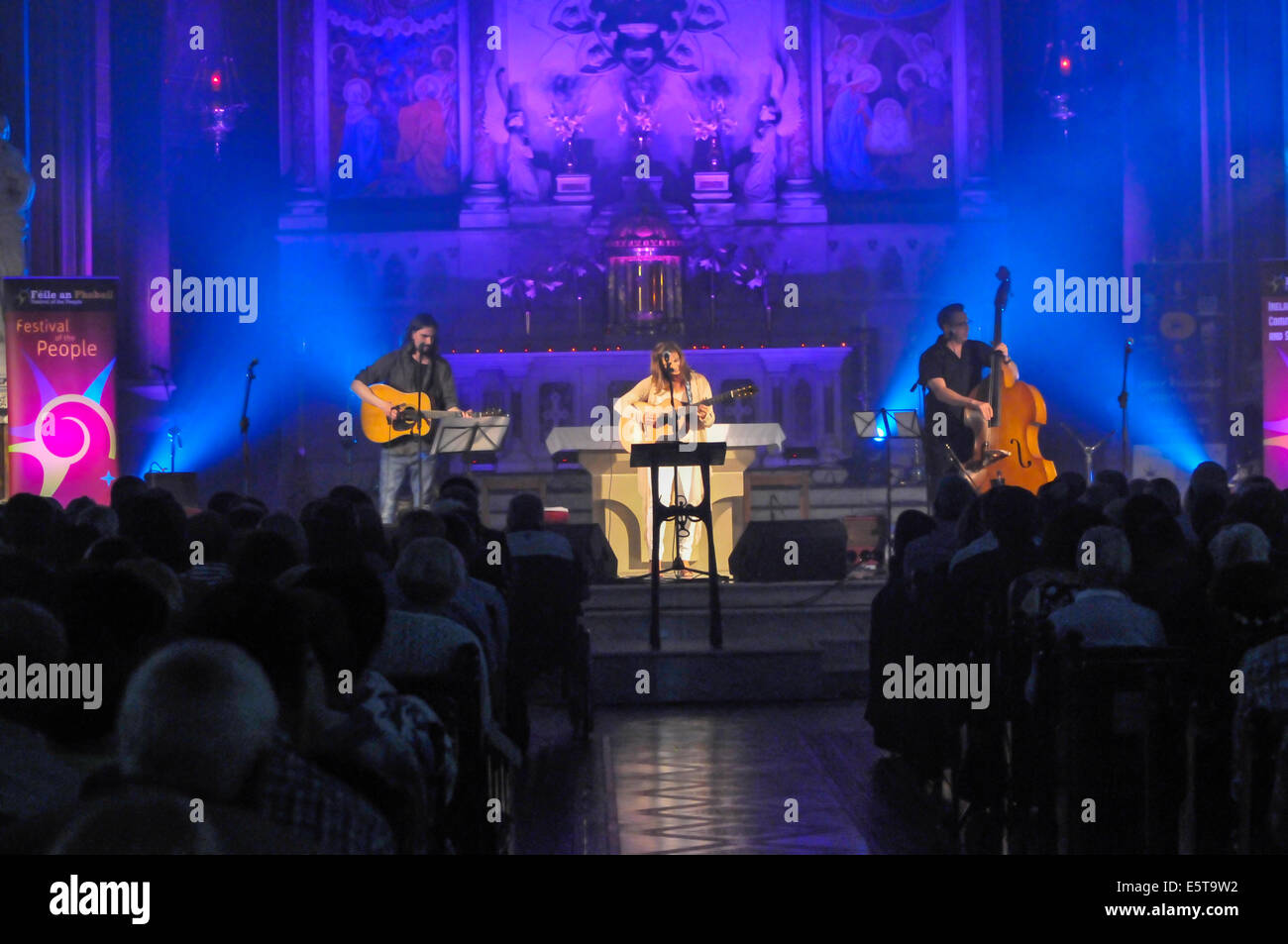 Belfast, Irlanda del Nord. 5 agosto 2014 - Il cantante irlandese Frances Black canta in un concerto per Feile un Phobail al monastero di Clonard Foto Stock