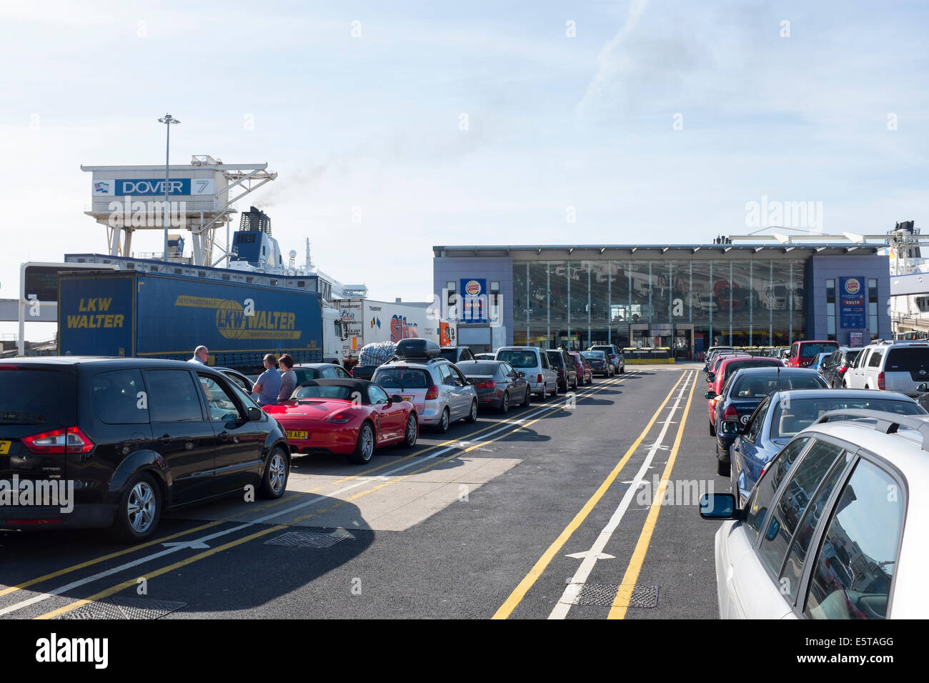La linea di automobili in attesa di salire a bordo del traghetto nel porto di Dover, Regno Unito Foto Stock
