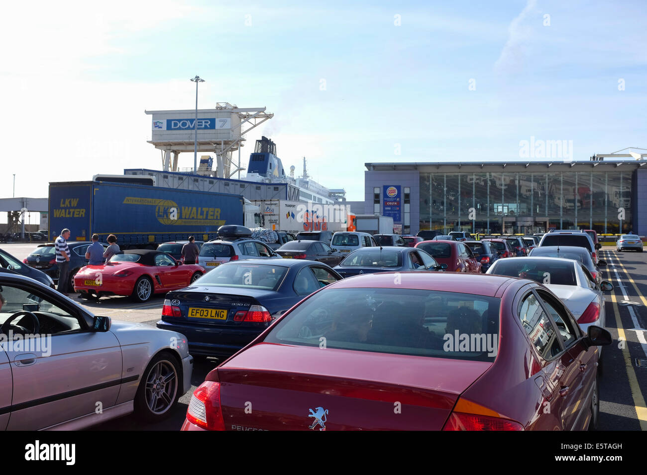 La linea di automobili in attesa di salire a bordo del traghetto nel porto di Dover, Regno Unito Foto Stock