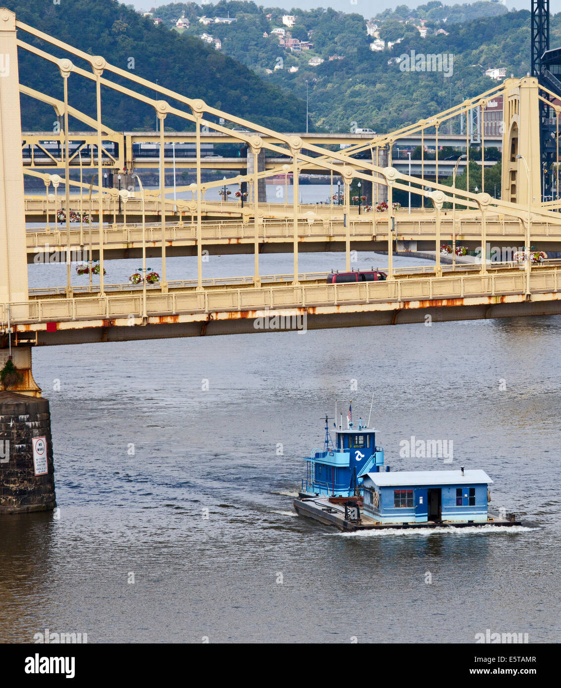 Pittsburgh, Pennsylvania - un rimorchiatore spinge una chiatta sul fiume Allegheny. Foto Stock